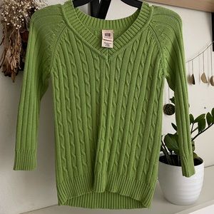 Cozy fitted lightweight knit green sweater